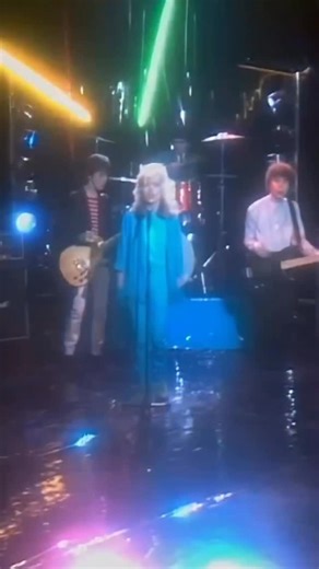 Proof that love songs never go out of style ❤️ | Blondie