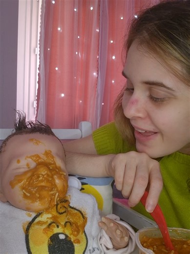 Chloé Mange ses Spaghettis à la Bolognaise
