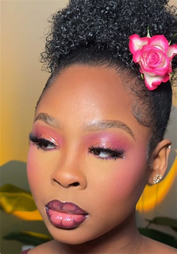 Day 2 of 14 Valentine’s Day inspired lip combos 👄💐 Rose petal lips 🤏🏾 @M·A·C Cosmetics @Juvia’s Place @COVERGIRL