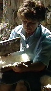 Carding wool is like combing it 🐑🧶 | Eugenio Monesma Documentaries