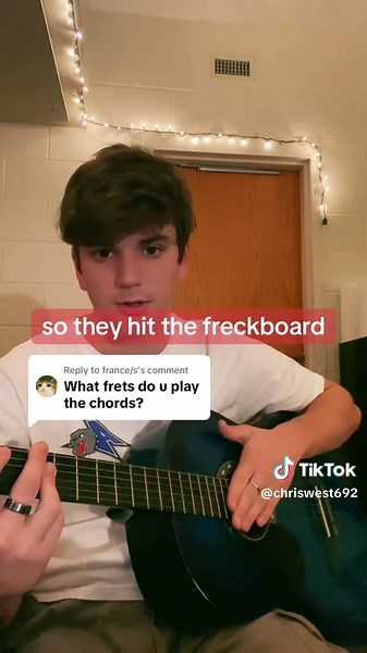 Cómo tocar Santa Baby de Laufey en guitarra jazz