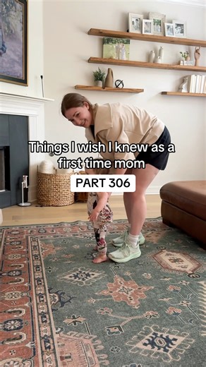 Using a hula hoop to help your baby learn to walk is a GENUIS mom hack to save your back! #mom #momhack #babyhack #parenthack | HonestlyAutumn