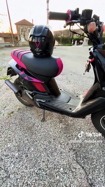 Boost Your Scooter with Kit Deco Stickers