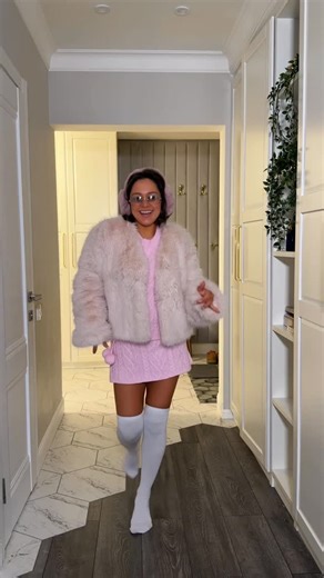 Anastasia Rudova on Instagram: "Представьте этот образ когда идет снег ❄️ и вы на катке на свидании со своим кавалером 🫂😍 Артикулы : Розовый костюм ВБ:#493648346 Желтый костюм ВБ:#493648345"