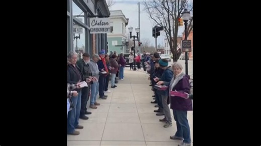 Human chain helps bookstore move 9,100 books to new location