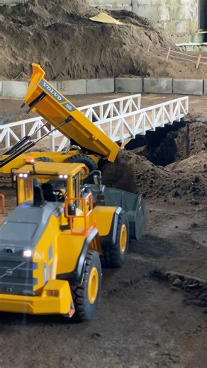 Duo Volvo : Front Loader and Dump Truck in Action