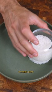 🇯🇵 cuidado, estás a punto de obsesionarte con el curry japonés, es pura dr*ga!!! pocas comidas más reconfortantes se me ocurren….y es facilísimo!! listo en media hora sin problema. 🗒️ingredientesssss (para unas 6 raciones) - 6 contramuslos de pollo - 2 zanahorias - 1 patata grande - 1 cebolla - 1 nabo - 6 shiitake - 3 cebolletas china - 1 litro de caldo de pollo - 1 paquete grande de Golden Curry o 200g de pastillas de curry caseras - 1 chorro de ketchup - 1 chorro de salsa inglesa - 1 chorro