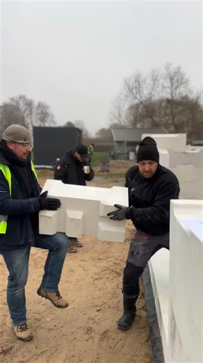 ⚡🌍🚀 A Year of Intense Clicks & Global Momentum We’ve been clicking System 3E elements into place at full intensity this year — stacking without glue or mortar, across the world and through hands-on, real-world interactions. Thank you to everyone for your support, questions, and engagement, and for following us not only online, but also in person at our Open Days. Your presence, curiosity, and conversations truly matter. Looking ahead, 2026 is shaping up to be a record year, with dozens of proj