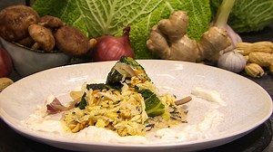 Wir in Bayern | Rezept: Wirsingrolle mit Shiitake-Pilzen und Ingwer-Joghurt