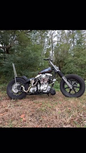 Cold start on this 80”, I think you have to touch the exhaust to prove it’s cold. May or may not have prime kicked it previously. Lots of FNA parts on this bike, oil pop top, holy air filter, pancake lights, Daytona dental mirror, dual magneto belt drive, tite seal kit, carb beam support, oil filter/cooler with mount, and many other one off or repurposed parts. #magnetofired #fnacustomcycles #morrismagneto | FNA Custom Cycles