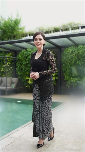 Bunda Maia Mussry The Queen on Instagram: "Wanita yang terbiasa nyaman sendirian itu berbahaya. Jika Anda tidak menghormatinya, dia akan pergi tanpa berpikir dua kali; jika Anda melanggar batasannya, dia akan memutuskan hubungan tanpa ragu-ragu, membuka pintu untuk Anda keluar dari hidupnya tanpa pikir panjang, karena dia tidak membutuhkan Anda dalam hidupnya. Dia hanya memilih untuk membiarkanmu menjadi apa pun. Jadi, jika kamu membutuhkan wanita seperti itu, jangan mempermainkannya, hormati di