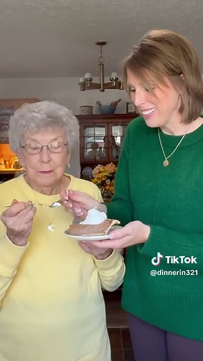 Cushaw Pie RECIPE on dinnerin321 dot com #pie #dessert #appalachia #thanksgiving