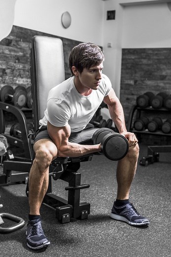 【ダンベル筋トレメニュー】ダンベルを使ったトレーニング25種目と効果的なやり方｜エスクァイア日本版