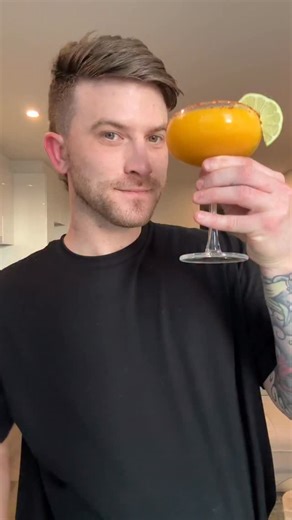 Summer frozen mango cocktail. Save it for Christmas Day 🥭🍹🎄 Makes 1 - frozen mango - 1.5 shot of vodka - half a lime - tajin for garnish - lime wedge for garnish #mangococktails #cocktails #cocktailrecipes #frozenmangococktails #christmascocktails | Jim Jams Kitchen