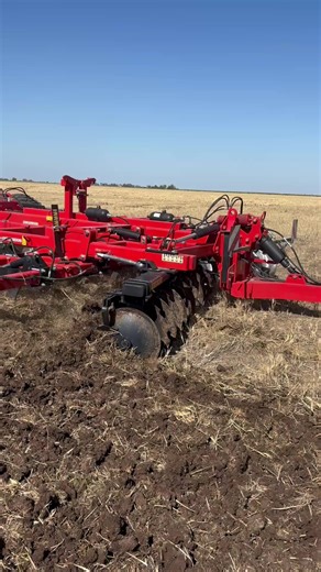 The Grégoire Besson Discordon was on demo last month in Bellata, NSW, with the 380 pulling through tough black soil up north. Even under challenging conditions, it handled the ground with ease while incorporating gypsum. Contact your local dealer to book your free on-farm demo today! McIntosh & Son Farmacist Pty Ltd Flinders Machinery Brown Agri Solutions #GB #Discordon #FarmMachinery #Harvest2025 #SoilPreparation #WaringaDist #AgTech #SoilHealth #SustainableFarming | Waringa Distribution