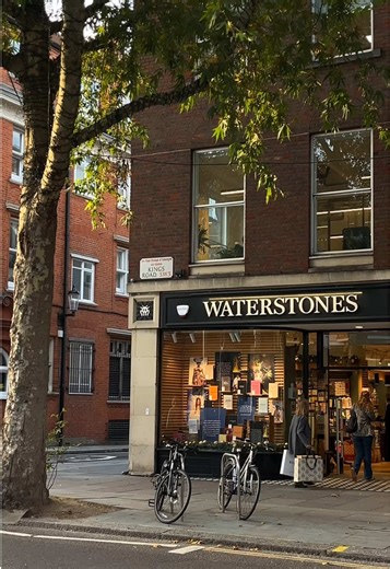 Spots mentioned in order: Mahali Bakery, Battersea Park, Saatchi Gallery, Kings Road (for shopping), Hagen Coffee, Waterstones 🤍 #chelsea #kingsroad #londonguide #londonlife #perfectday