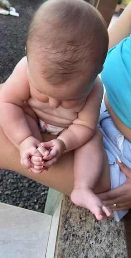 The average baby will learn to roll over between 4 and 6 months old. | Paide Primeira Viagem