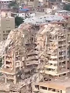 Imágenes captadas desde un helicóptero muestran las afectaciones provocadas por los dos terremotos registrados en Venezuela. Las tomas aéreas evidencian daños en distintas zonas de La Guaira, donde continúan las labores de evaluación y atención. #Latinus #InformaciónParaTi