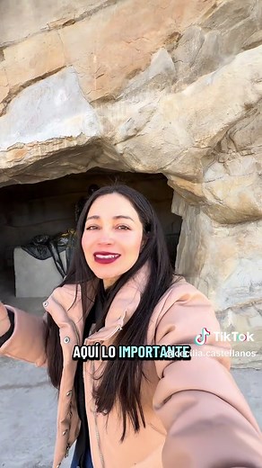 La tumba donde, según los Evangelios, fue sepultado Jesucristo se encuentra en Jerusalén, en Jerusalén, dentro de la Iglesia del Santo Sepulcro, un lugar venerado desde los primeros siglos del cristianismo. Allí, de acuerdo con la tradición cristiana y los testimonios históricos, fue colocado el cuerpo de Jesucristo después de ser bajado de la cruz, en un sepulcro nuevo excavado en la roca, propiedad de José de Arimatea. Los relatos bíblicos, especialmente en los Evangelios (Mateo 27, Marcos 15,