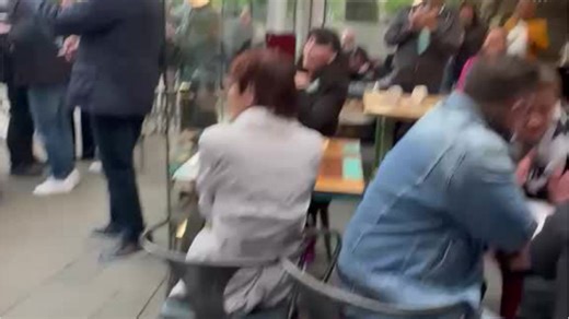 Mega-Andrang bei Linus' Eröffnung der Schmitzebud in Rath-Heumar