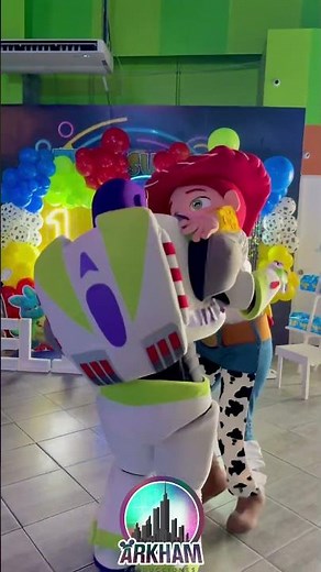 Bailando con Buzz Lightyear y Jessie 🌟😂🎊 #toystory #buzz #show #fiesta #baile #shorts #kids