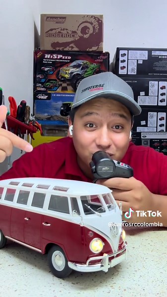 Detalles del VW Combi en RC: Luces, Suspensión y Más