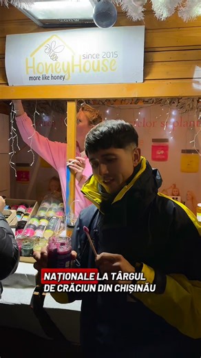 De 10 ani HoneyHouse 🍯 produc cu drag miere naturală de calitate, extrasă din pădurile sălbatice ale nordului Moldovei. De 5 ani, au dezvoltat o gamă unică de miere cremă cu pomușoare și fructe uscate prin șoc frigorific. Tehnologia lor permite ca 100% din proprietățile fructelor să rămână intacte. După uscare prin înghețare, fructele sunt încorporate lent în mierea naturală, hidratându-se treptat până obține o textură cremoasă, fină și delicioasă. 🧡 Rezultatul este un supliment natural care c