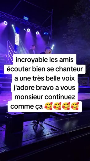 Chanteur à la voix incroyable en concert