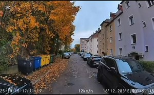 1.8M views · 9.4K reactions | Strażacy z OSP Boguszów zostali wezwani do osoby u której nastąpiło zatrzymanie krążenia. Tu liczy się każda sekunda. Niestety okazało się, że dojazd do bloku jest niemożliwy z powodu zaparkowanych samochodów. Zobaczcie tylko jak zachowuje się strażak. Niby nic, a dużo mówi o człowieku. | Łukasz Litewka | Facebook