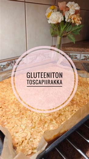 Essi Kallio on Instagram: "✨ Gluteeniton toscapiirakka – herrojen herkku ilman herrahintaa 🤭 Pieni vaiva sinulle, iso merkitys minulle joten saa tykätä, tallentaa, kommentoida tai vaikka lähettää kaverille. ♥️ Pohja * 5 kananmunaa * 3 dl sokeria * 4,5 dl vaaleaa gluteenitonta jauhoseosta * 1 tl psylliumia * 1 tl leivinjauhetta * 1 dl kuohukermaa * 200 g voita, sulatettuna Kuorrute * 220 g voita * 2 dl sokeria * 5 rkl vaaleaa gluteenitonta jauhoseosta * 5 rkl kuohukermaa(reilu puoli desiä) * 3 x