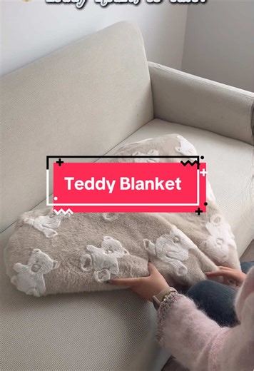 🇺🇸🌿 Don’t settle for basic blankets that don’t impress your customers! Our two-sided rabbit fur & waffle blanket is a bestseller: luxe bunny-soft top with a timeless floral print, a structured khaki waffle back for durability, and zero shedding.🫶#kingcason #blanketwholesale #valentinesday #fauxfur #B2B