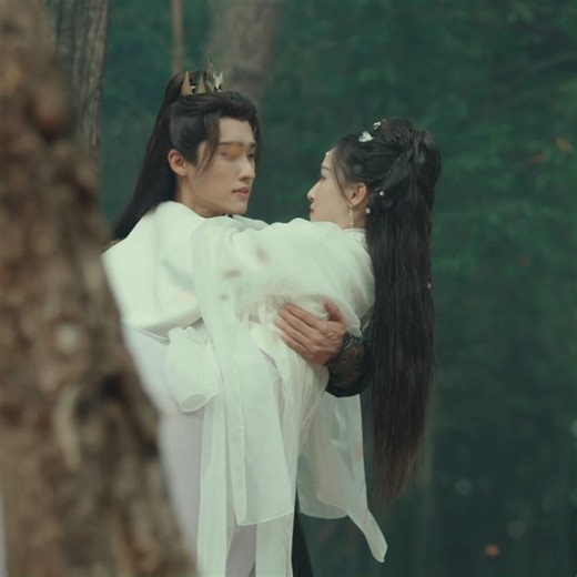 🍑Cinderella fell from the tree and the prince caught her in time 🍑灰姑娘从树上掉下来，王子及时接住她 📺Drama：夜未央 The Night is Still Young 🤗Welcome to click and watch🙌 #夜未央 #TheNightisStillYoung | 古风甜偶录