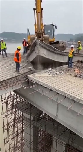 Unbelievable Footage: Entire Bridge Segment Drops, Taking Everything With It!