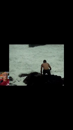 Assessing risk as a lifeguard. #oceanlifeguard #lifeguard #rescueswimmer