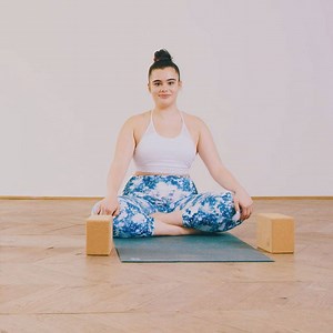 Watch as Barbie Ferreira has the most body positive experience ever doing "big girl yoga" with Jessamyn Stanley. 󾭞 | Teen Vogue