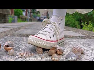 64期 Canvas shoes stepping on apple snails