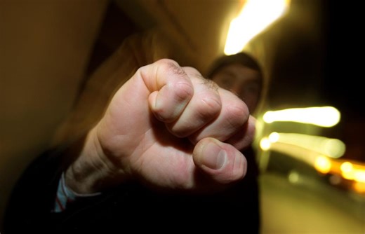 Mann vor Gaststätte in Amberg schwer verletzt – Täter rast mit Helfern in Limousine weg