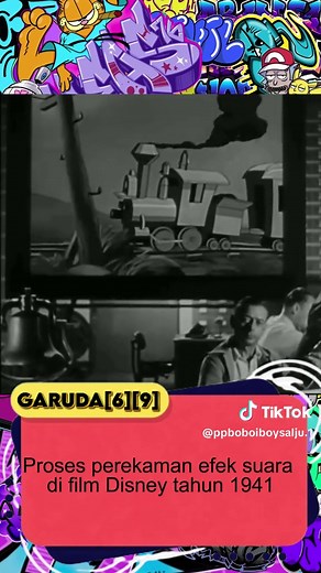 Tampilan di balik layar produksi Disney tahun 1941 memperlihatkan bagaimana efek suara untuk Dumbo diciptakan—terutama suara Casey Jr., kereta yang bisa bicara. Dengan menggunakan alat seperti pengikis kaca, tabung tenggorokan, dan teknologi talk box awal, para seniman suara menghadirkan karakter-karakter itu dengan kreativitas dan ketekunan. Rekaman yang diambil dari dokumenter The Reluctant Dragon ini menyoroti kejeniusan kerja Foley di balik kartun klasik—jauh sebelum era suara digital ada. #