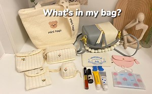 日常翻包｜与众不同的魔方包 奶乎乎收纳包一只包包可以切换四五种背法。今天是蓝白治愈色系，穿插点粉黄棕～来看看我的随身包包里有什么～