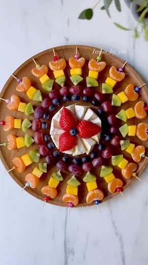 Brie & Fruit skewers platter inspiration idea🌈 Leave a ❤️ if this post inspires you and save for later✨ Ingredients; Brie cheese Clementines Mango Kiwi Black grapes Blueberries Strawberries Serve with honey or any marmalade you’d like 🍯 Wishing you a beautiful evening and weekend 🤍 @inspo_by_rio_ 🌈 #fruitplatter #fruitdesign #fooddesign #foodinspiration #tutorial #colorfulfood #springcheeseboard #fooddecor | Inspo_by_rio