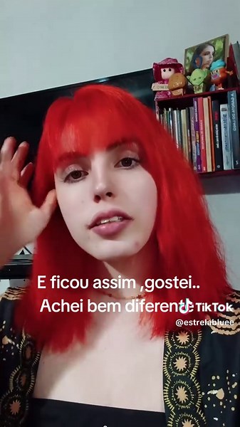 Transformação de cabelo: do azul ao ruivo escuro