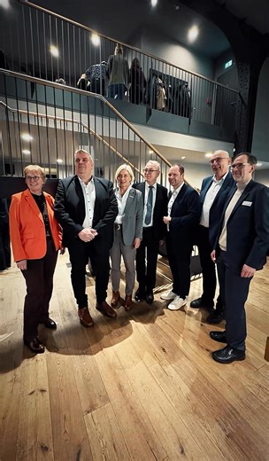 Neujahrsempfang der Jade Hochschule im CaOs Restaurant am Bontekai in Wilhelmshaven. Unter dem Motto „Willkommen 2026“ blickte die Hochschule gemeinsam mit zahlreichen Gästen auf ein erfolgreiches Jahr 2025 zurück und richtete den Blick nach vorn auf die kommenden Aufgaben und Ziele. Nach den Begrüßungsworten von Präsident Prof. Dr.-Ing. Manfred Weisensee bot der Abend viel Raum für gute Gespräche. Besonders spannend waren die vorgestellten Projekte und Exponate, die eindrucksvoll gezeigt haben,