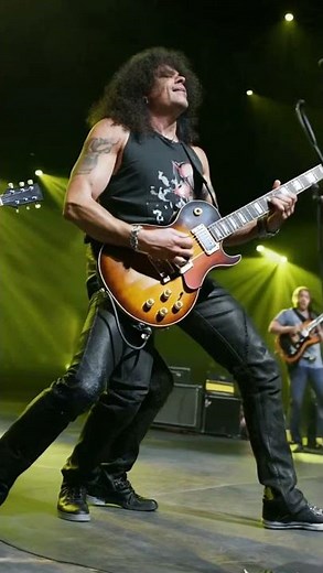 Slash Rocks New York with Velvet Revolver! 🎸🔥 #RockLegend