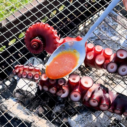 【香りだけで酒飲める・・】手軽かつ旨いBBQレシピ / Octopus Skewers レシピはこちら！https://www.buzzfeed.com/jp/amiakasaka/octopus-skewers 作ったらコメント欄に写真を投稿してくださいね！😊✨ | Tasty Japan