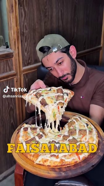 TOH JIGAAARZ AB ITNA SASTAAA PIZZA DEKH KAY ISKO TRY KARNA LAZMI HO JAYE GA … Contact: 03020666624 Location: Main Smundari road opposite khayam kinara beside MCB bank #pizza #pizzalover #cheeselover #food #ahsanriaz1 #ahsanriazz1 #faisalabad #fullonchaskascene #streetfoodfaisalabad