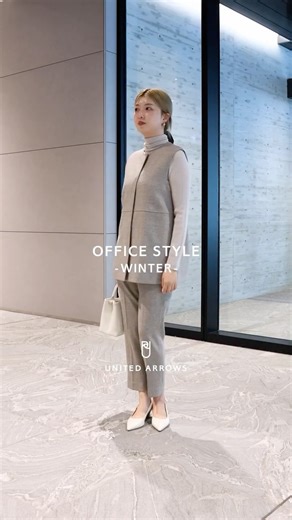UNITED ARROWS on Instagram: "寒さが本格化してきた今、服装選びに迷ってしまう方も多いはず。 ベストや半袖ニットを取り入れたり、レイヤードすることで、屋内外の気温差にも対応しやすいマルチなスタイルが完成。今の季節に寄り添うオフィススタイルをご提案します。 style.1 MOKU ３カラー ツイードライク ベスト ¥30,910 品番：15221443025 リブ タートルネック ニット ¥20,900 品番：15131060026 MOKU ３カラー ツイードライク スリムパンツ ¥25,960 品番：15141443025 ポインテッドトゥ スリングバック パンプス ¥23,980 品番：17316000010 style.2 リーヴス ジャガード ラメ スウェット ¥18,920 品番：15122410007 ロング カフス レギュラー カラー シャツ ¥25,960 品番：15111440001 トロピカル ２タック ワイドパンツ ストレッチ ¥25,960 品番：15141995479 COMFY トートバッグ ¥16,940 品番：17326000
