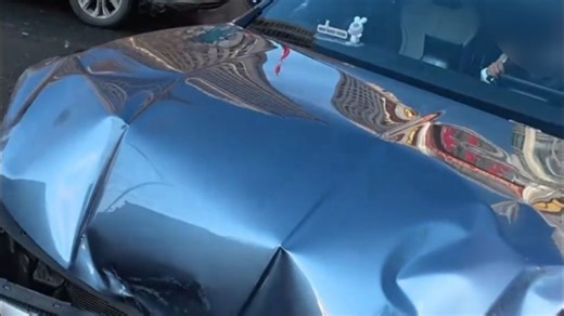 刚出完车祸又发生事故，你猜她的车头为啥变这样？网友：赶紧报警 交警和保险应该没走远。