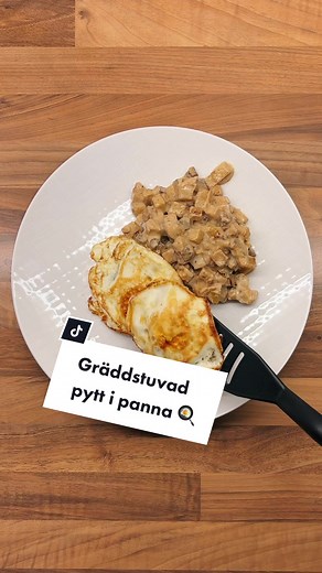 Gräddstuvad pytt i panna med rödbetor och stekt ägg
