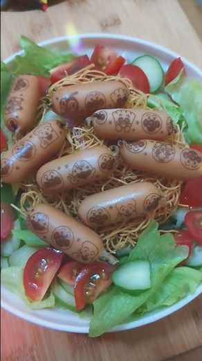 【パリ麺サラダ🥗】アンパンマンこどもウインナー😀をのせてみた！🍅🥬🥒 #サラダレシピ #パリパリ #アンパンマン #マルナカ #皿うどん #トマト #レタス #きゅうり