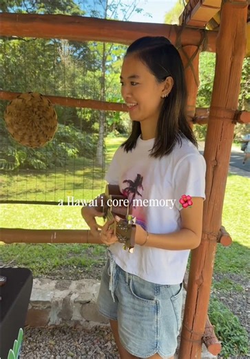 live from Hawaii: one skilled island musician & one enthusiastic bride tourist 🎶🎸🌴 #hawaii #waimeafalls #ukulele #hawaiimusic #bachelorette